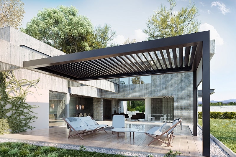 Bioklimatska pergola, na eni strani vpeta v konstrukcijo moderne hiše.